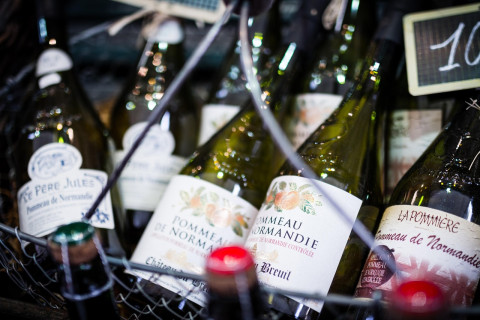 Wino na prezent – jak wybrać idealną butelkę na każdą okazję