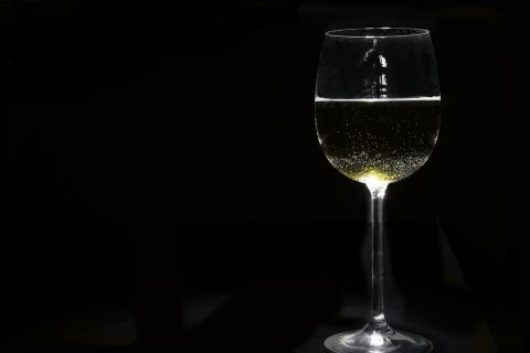 Jakie wino do ryby? Przewodnik po lekkich stylach