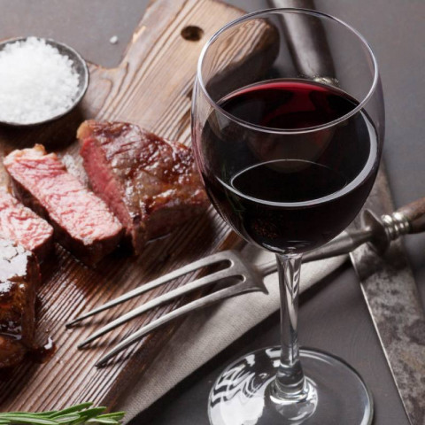 Doskonała zestawienie mięsa i wina czerwonego: Porady dla smakoszy
